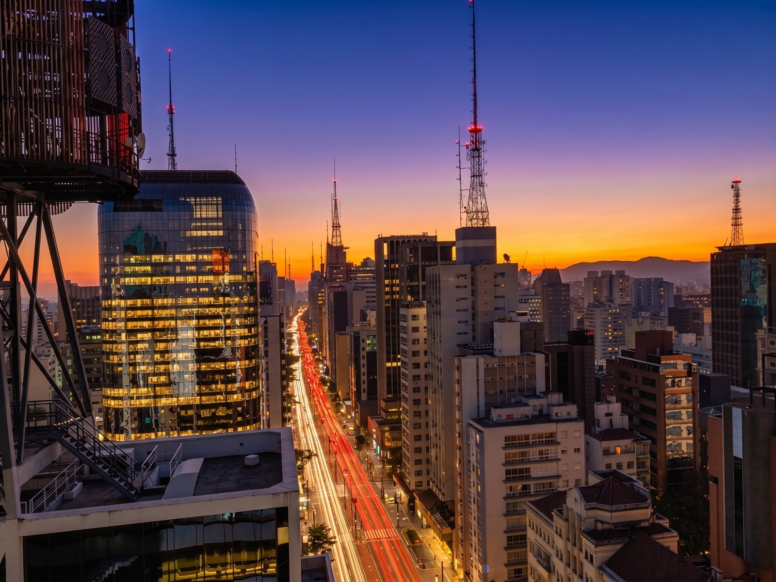 Avenida Paulista ao anoitecer, vista aérea